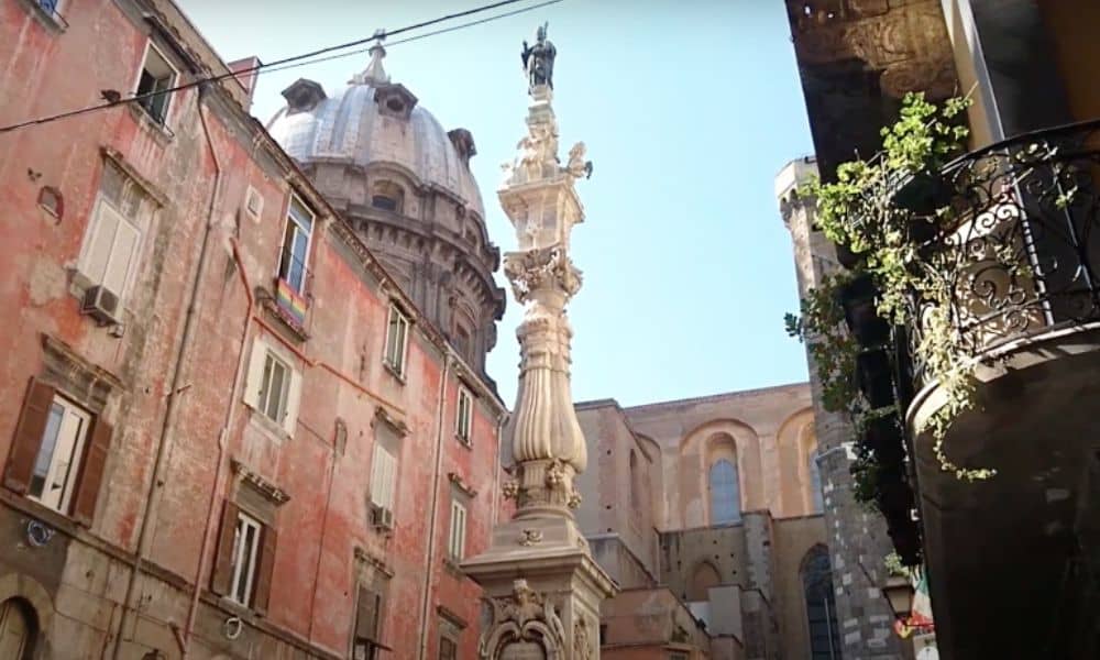 La maestosità dell'Obelisco di San Gennaro devozione e simbolo della città