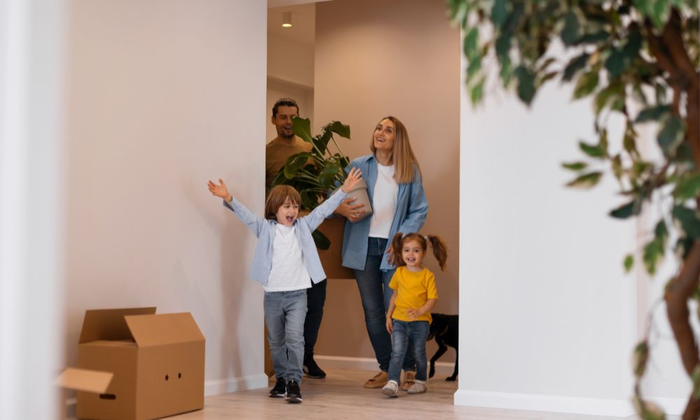Acquisto della casa per una famiglia che nell'immagine è felice di aver trovato un ambiente sicuro e accogliente per la crescita dei bambini.
