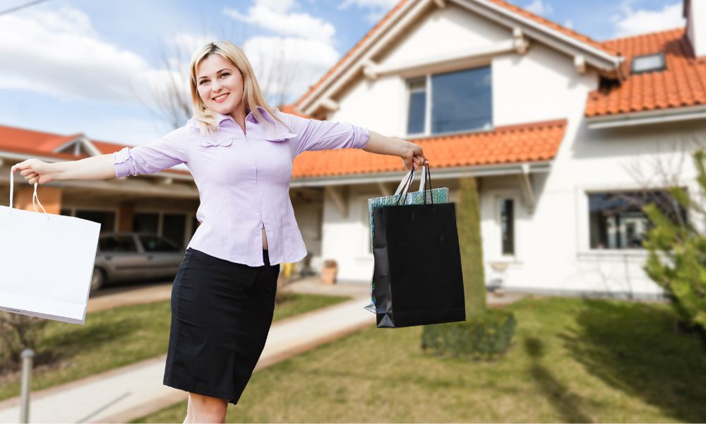 Donna che acquista una nuova casa, simbolo della crescente indipendenza economica femminile nel mercato immobiliare.