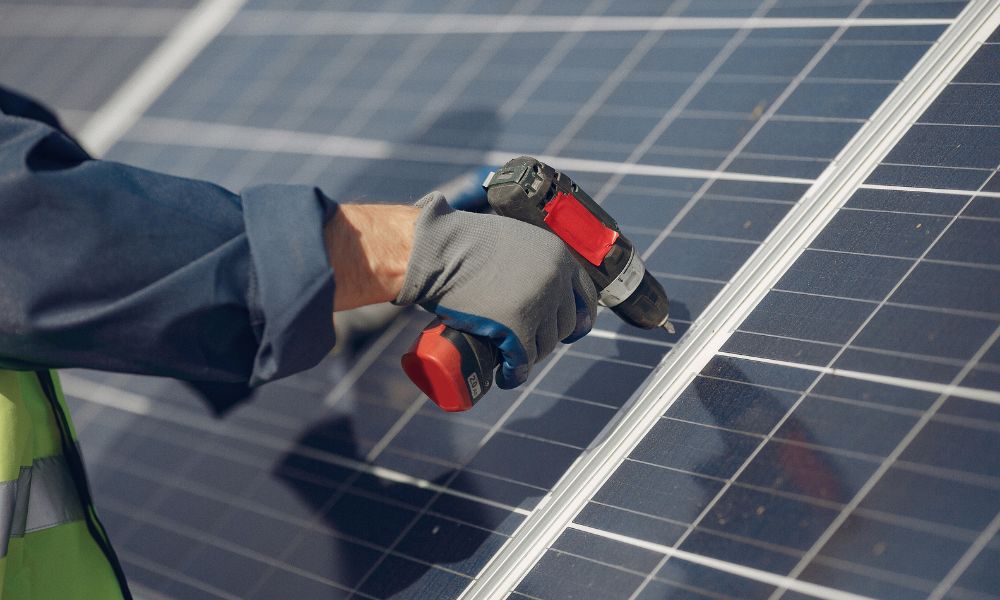 Pannelli fotovoltaici installati sul tetto di un edificio, simbolo della transizione prevista dalle misure UE sull’efficienza energetica nel mercato immobiliare.