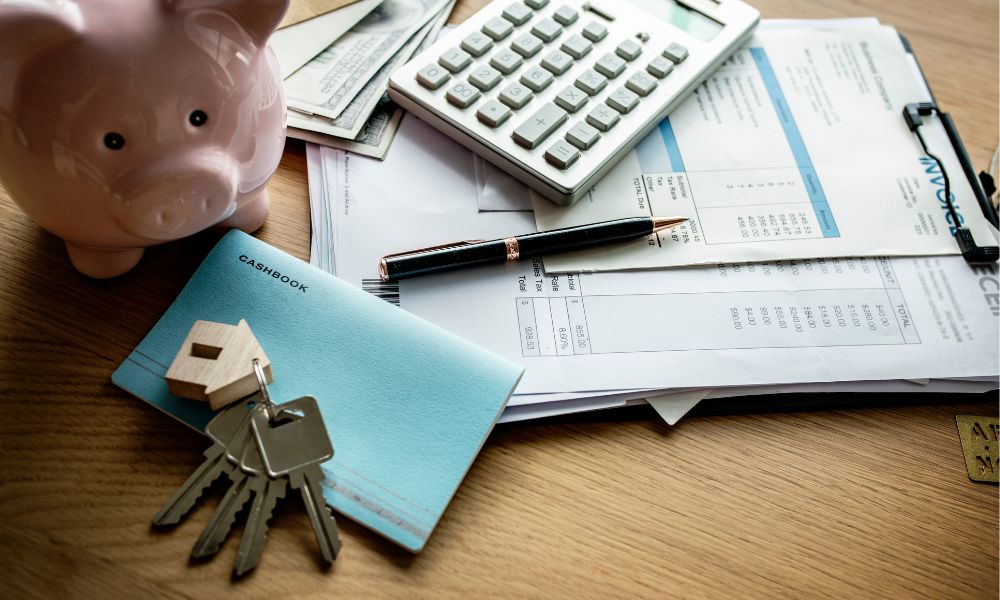 Documenti, salvadanaio e chiavi di casa: simboli della gestione delle spese condominiali, della ripartizione dei costi tra proprietari e inquilini e dell'amministrazione finanziaria del condominio.