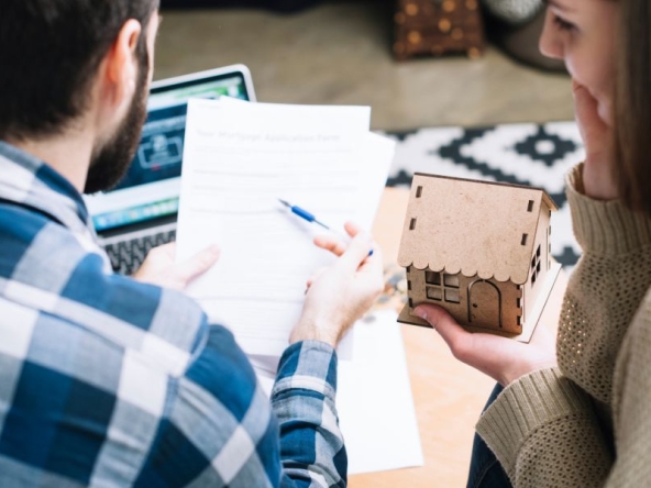 Giovane coppia con contratto sceglie tra il mutuo a tasso fisso o variabile