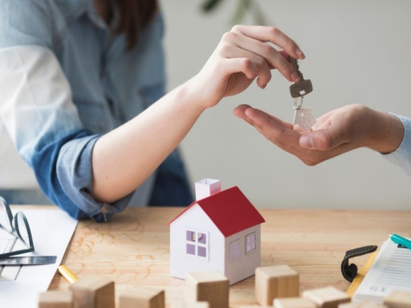 Immagine di acquirente che fornisce le chiave della casa dal venditore, nel rispetto dei suoi diritti e doveri.