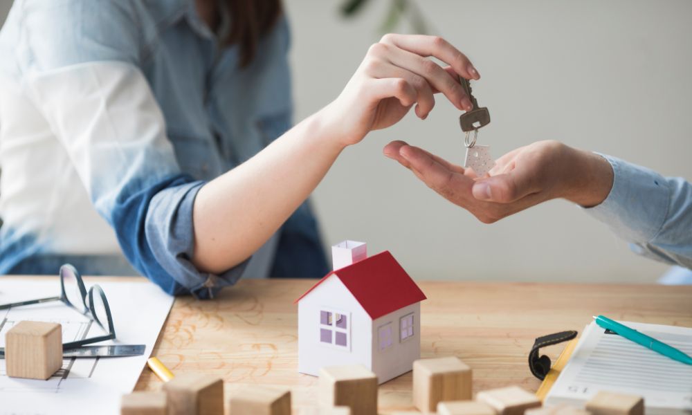 Immagine di acquirente che fornisce le chiave della casa dal venditore, nel rispetto dei suoi diritti e doveri.