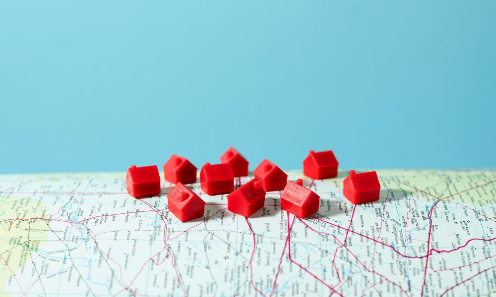 Case in miniatura su una mappa, ad indicare immobili a reddito lontano.