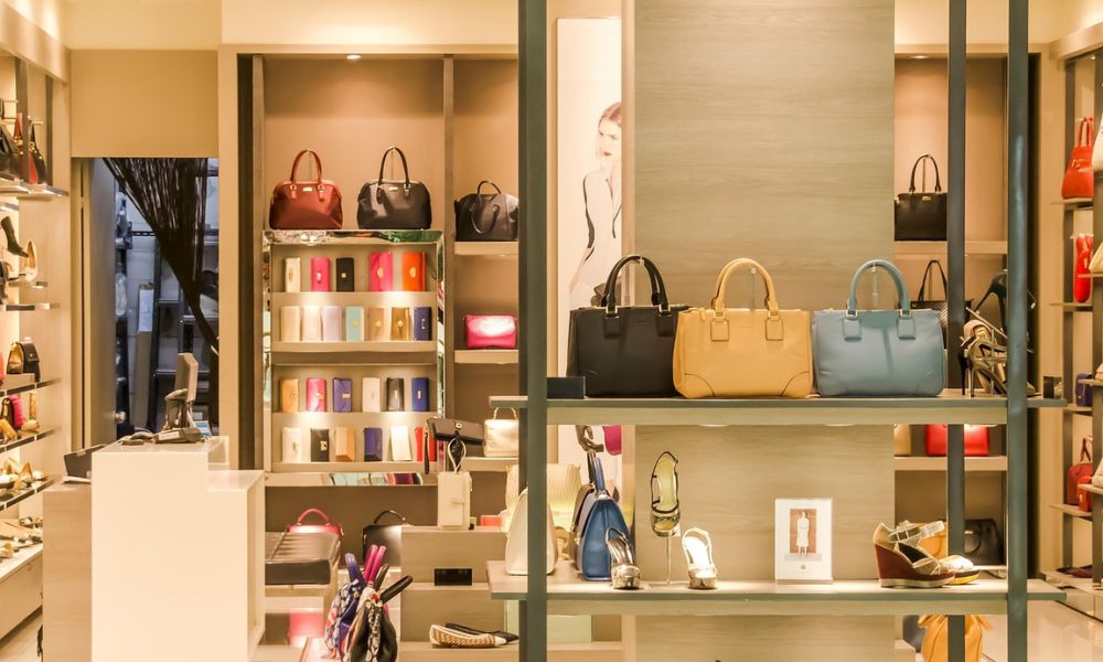 Boutique di borse, un tipico locale commerciale.