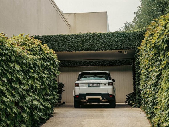 Casa con box auto, per richiamare la tematica se Iniestire in box e garage.