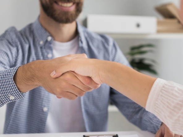 Stretta di mano per la stipula di un prestito personale.
