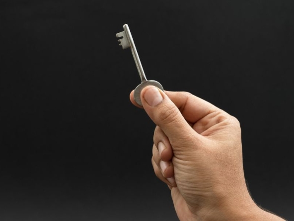 Immagine di una mano che regge la chiave, quella che fornisce il proprietario proprietario in caso di affitto.
