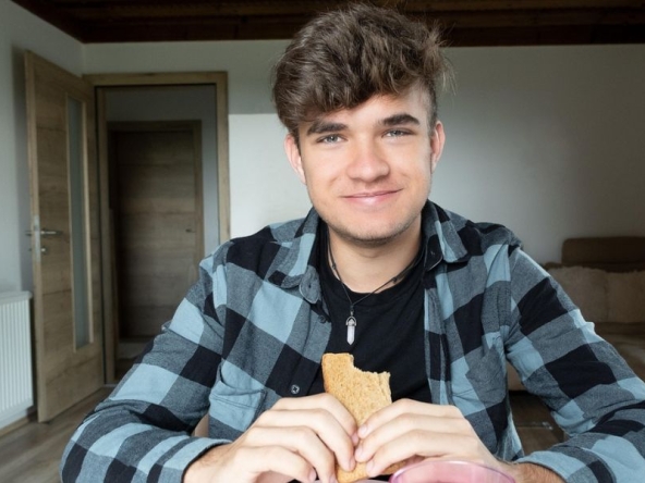 Studente che fa colazione nella sua casa in affitto a Napoli.