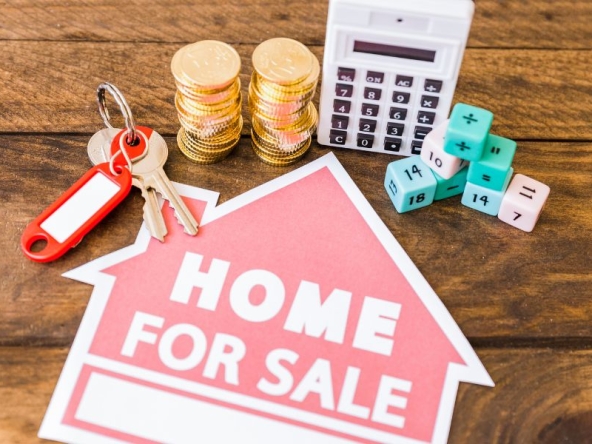 Immagine di cartello di vendita, calcolatrice, monete, chiavi, ad indicare le tasse sulla vendita di una casa.