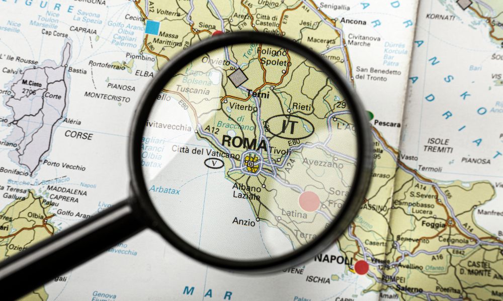 Mappa con lente di ingrandimento su Roma, una delle città con i prezzi immobiliari più elevati