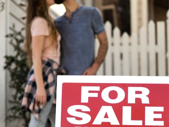 Cartello “For Sale” davanti a un’abitazione, simbolo dei cartelli immobiliari spesso usati nelle compravendite di case.