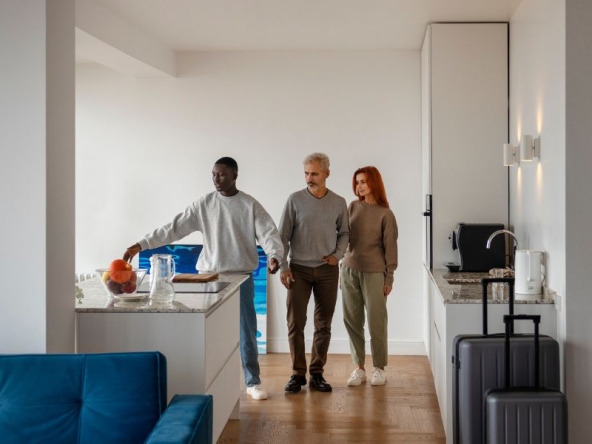 Host che accoglie ospiti in un B&B, simbolo di accoglienza e ospitalità turistica a Napoli.