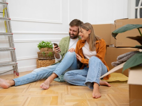 Giovane coppia che discute su come arredare una casa appena acquistata