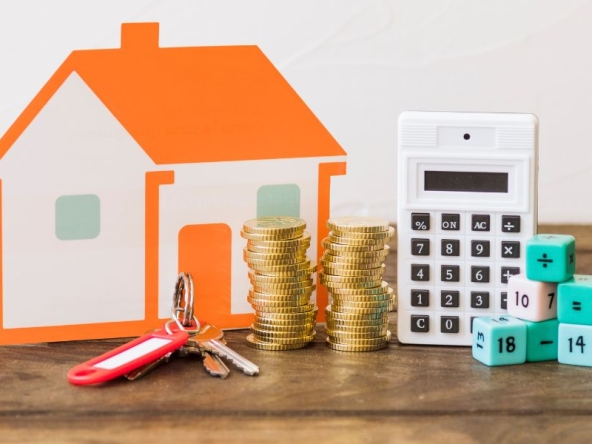 Calcolatrice, casa in miniatura, denaro. Tanti simboli che riportano al pagamento IMU