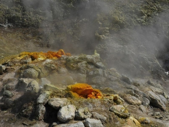 Fumarole della Solfatara dei Campi Flegrei, dove il fenomeno del Bradisismo è tipico