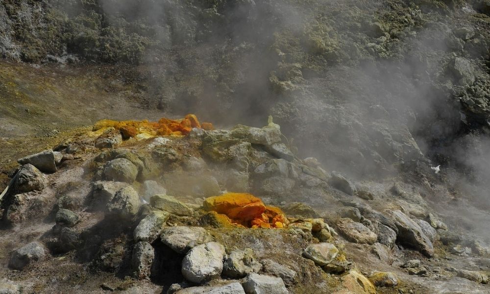 Fumarole della Solfatara dei Campi Flegrei, dove il fenomeno del Bradisismo è tipico