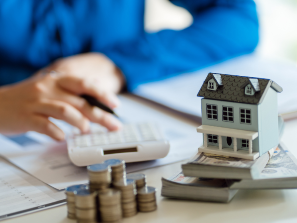 Prezzo casa troppo alto: calcolo dei costi con casetta in miniatura e denaro