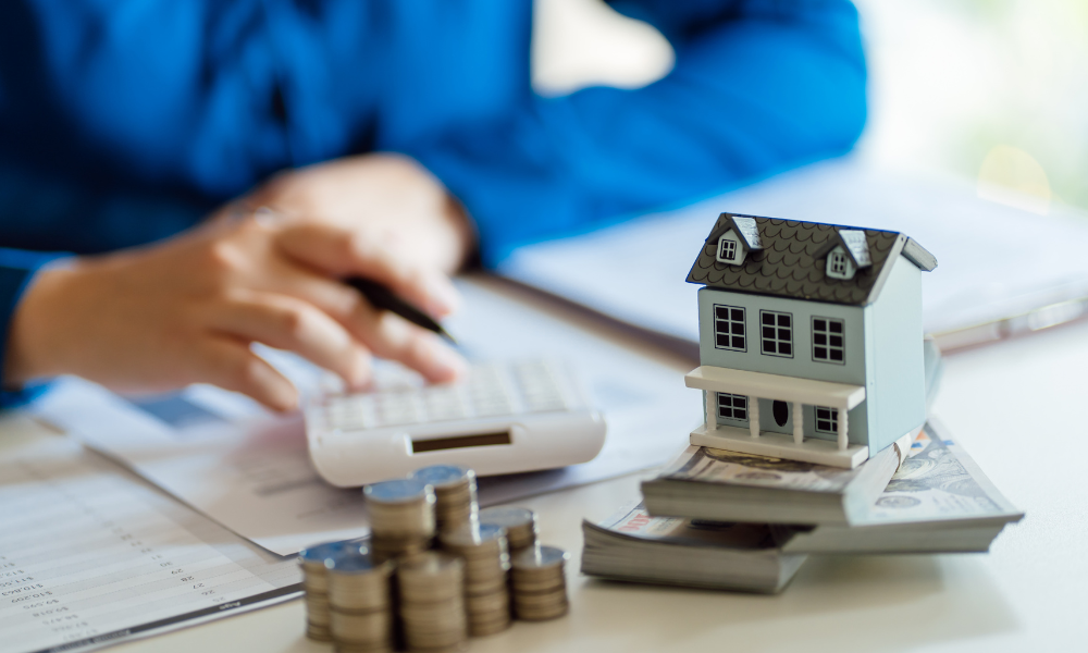 Prezzo casa troppo alto: calcolo dei costi con casetta in miniatura e denaro